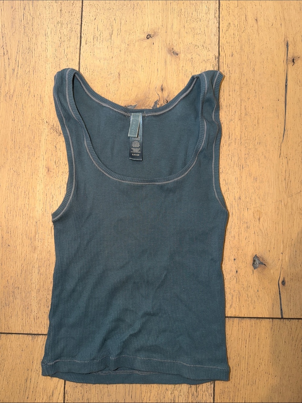 SKIMS Ribbed Tank Top 🩵

Authentic SKIMS ribbed tank in a blue/teal color. Simpl